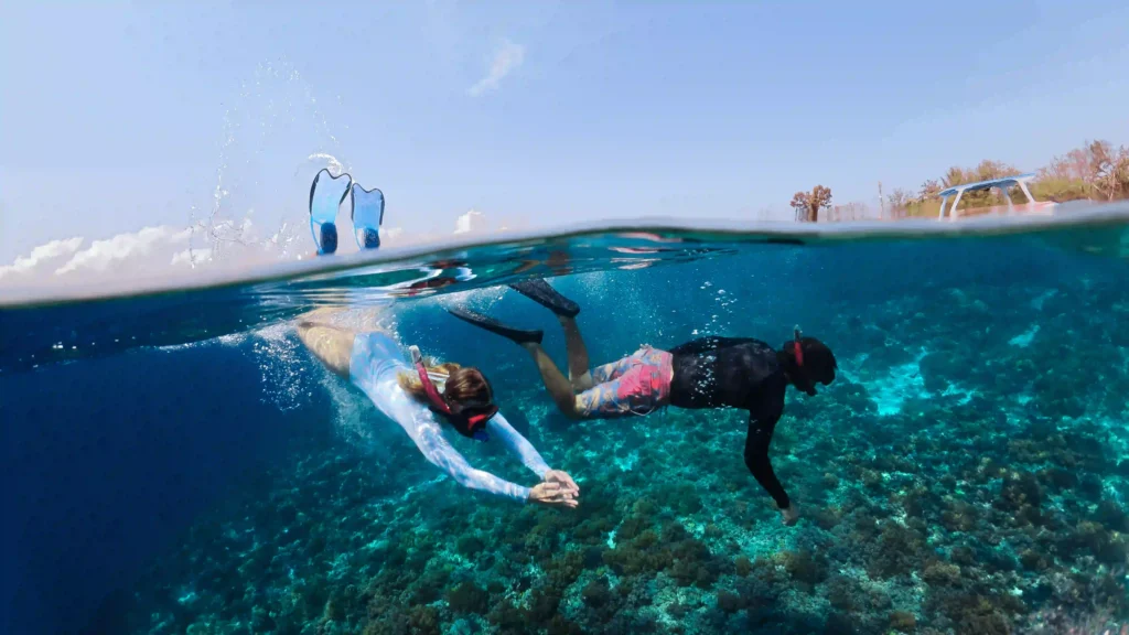 woman-man-snorkel-underwater-with-mask Daymaniyat Island Tour