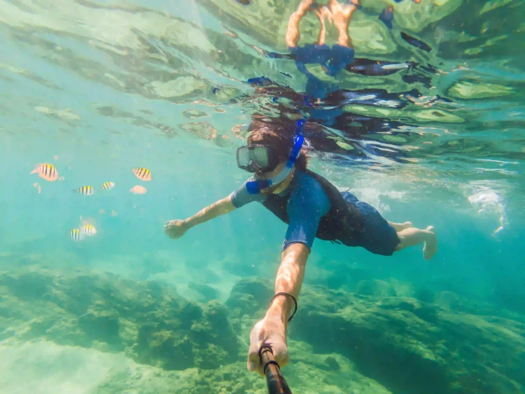 young-men-snorkeling-exploring-Daymaniyat Island Tour